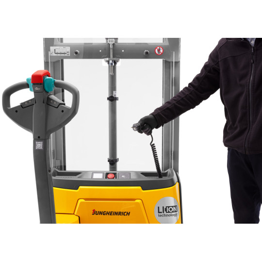 Transpalet electric pietonal cu catarg Jungheinrich EJC 010i ZT, înălțime de ridicare 2300 - 3600mm, încărcător integrat