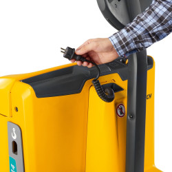 Transpalet electric EJE 114, capacitate de încărcare 1400 kg, lungime furci 1150 mm
