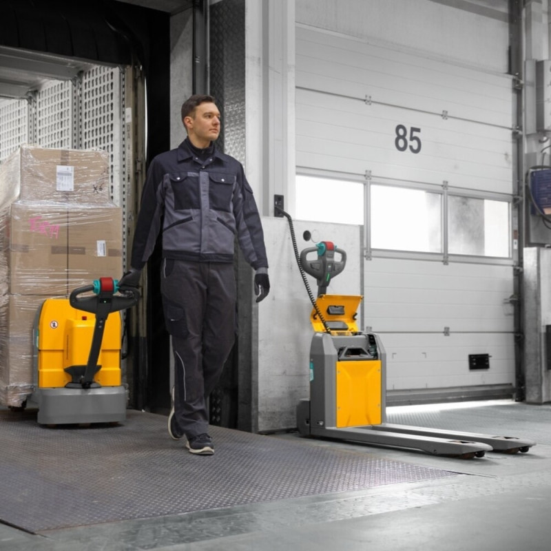 Transpalet electric Jungheinrich AME 18 Li-Ion, capacitate 1800 kg