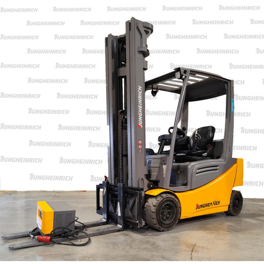 Electrostivuitor Jungheinrich EFG 320, capacitate 2000 kg, înălțime de ridicare 5500 mm