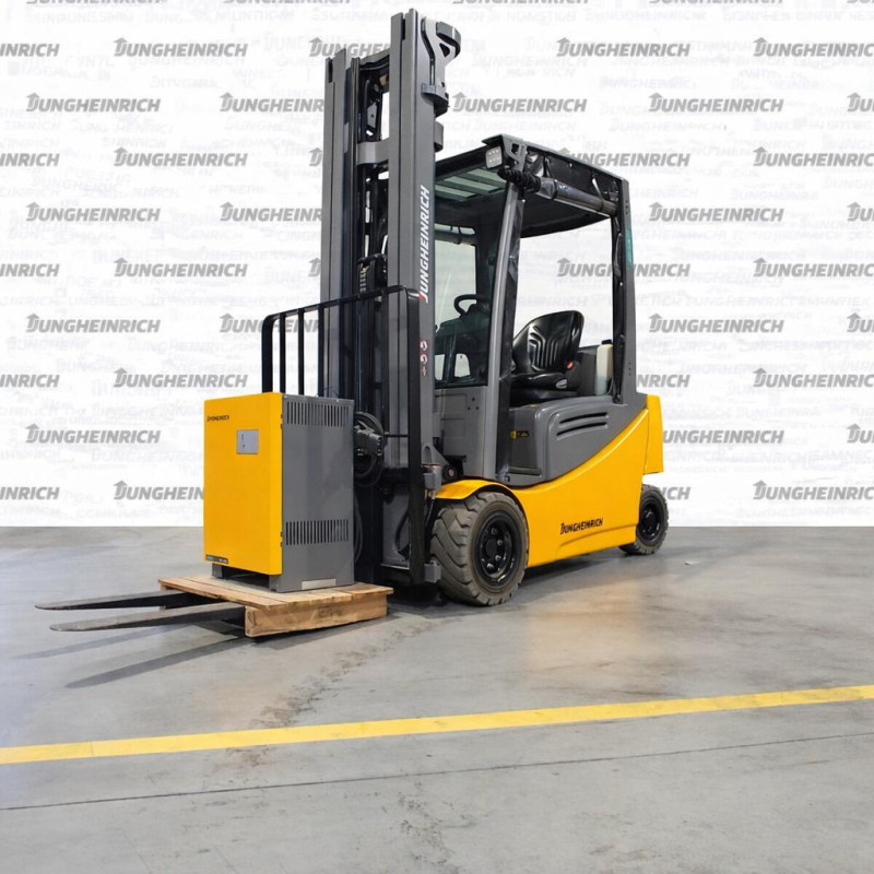 Electrostivuitor Jungheinrich EFG 320, capacitate 2000 kg, înălțime de ridicare 5500 mm