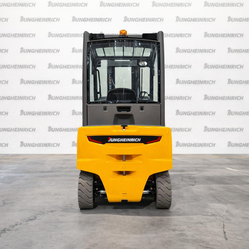 Electrostivuitor Jungheinrich EFG 320, capacitate 2000 kg, înălțime de ridicare 5500 mm