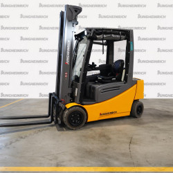 Electrostivuitor Jungheinrich EFG 320, capacitate 2000 kg, înălțime de ridicare 5500 mm