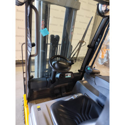Electrostivuitor Jungheinrich EFG 320, capacitate 2000 kg, înălțime de ridicare 5500 mm