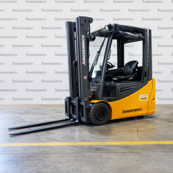 Electrostivuitor Jungheinrich EFG 220, capacitate 2000 kg, înălțime de ridicare 4400 mm