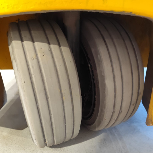 Electrostivuitor Jungheinrich EFG 220, capacitate 2000 kg, înălțime de ridicare 4400 mm