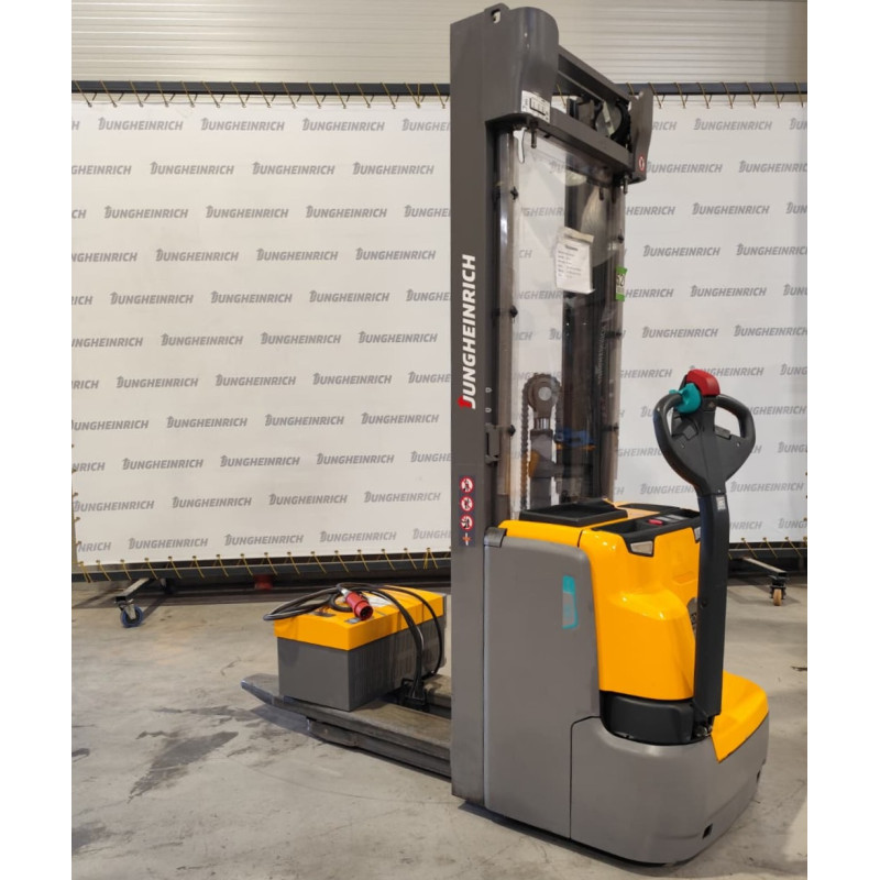 Transpalet electric cu catarg Jungheinrich EJC 216