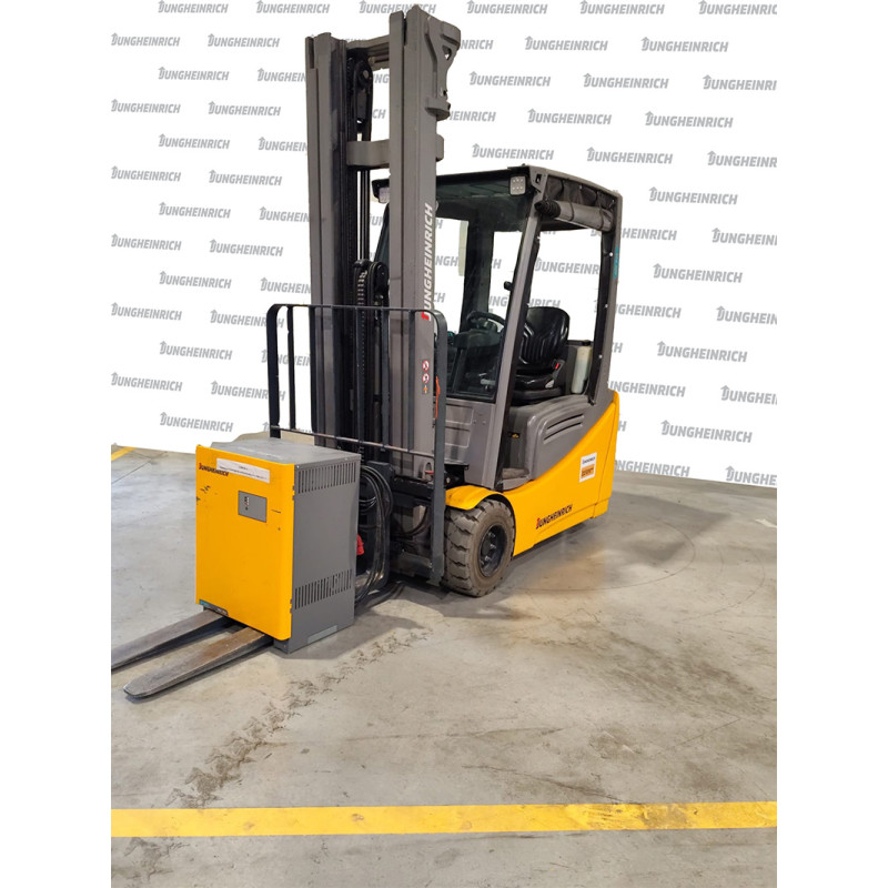 Used electric counterbalance truck - Jungheinrich EFG 220